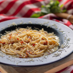 Espagueti Carbonara + Bebida + Postre
