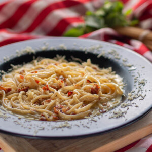 Espagueti Carbonara + Bebida + Postre